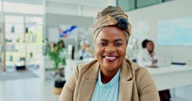 Face, dizayn için gülümse ve iş yerinde çalışan siyahi kadın yaratıcı personel olarak iş memnuniyetine sahip olsun. Portre, mutlu ya da komik. Sanatsal kariyer için şirketin iş yerinde kendine güvenen biriyle..