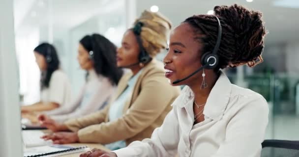 黑人妇女和工作在呼叫中心 办公室与技术支持和沟通 以帮助照顾 与我们联系 在网上与客户服务和电话销售人员交谈 — 图库视频影像