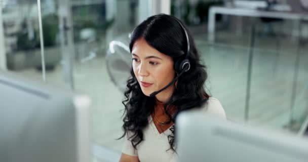 服务台 呼叫中心和妇女与电话营销 代理和与耳机的沟通 带耳机的Crm 人员和保险咨询人以及提供咨询和技术服务的客户支助 — 图库视频影像