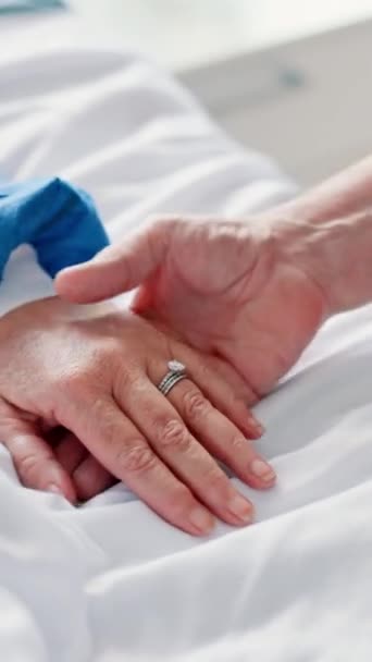 Hospital Cama Mano Ancianos Con Cuidado Apoyo Empatía Pareja Matrimonio — Vídeo de stock