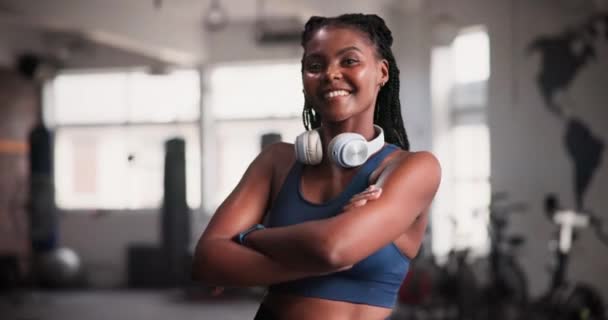 面容和快乐的黑人女子在健身房与双臂交叉自信 良好的心情或积极向上的态度 肖像和女运动员为体育中心的训练 健康或锻炼感到自豪 — 图库视频影像