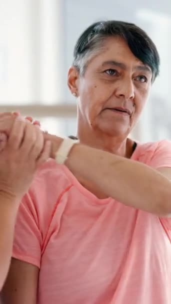 Physiothérapie Douleur Aux Bras Physiothérapeute Avec Femme Clinique Pour Guérison — Video