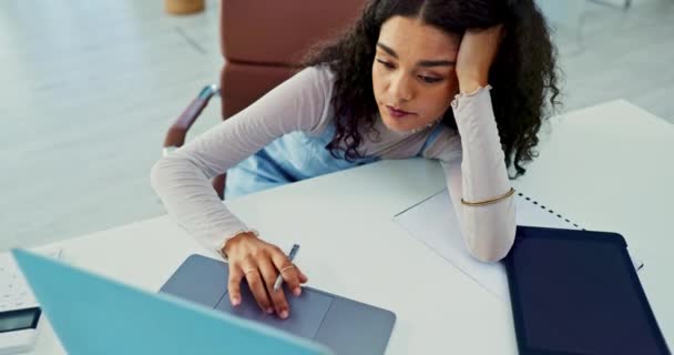 因精神健康原因 在办公室或笔记本电脑上累得精疲力竭 疲惫不堪或情绪低落的女人 企业家 员工和厌倦加班研究 技术和在工作场所加班的人 — 图库视频影像