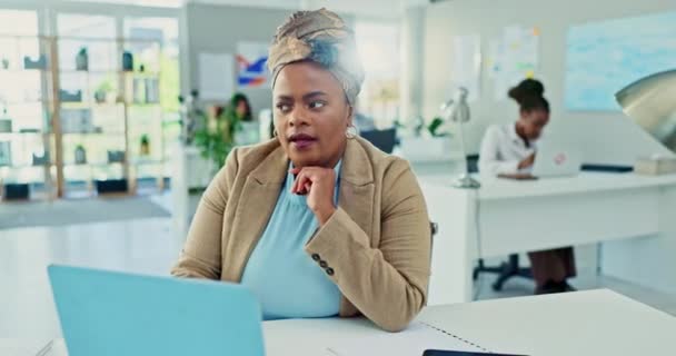 Laptop Mulher Negra Negócios Pensamento Planejamento Futuro Resolução Problemas Escritório — Vídeo de Stock