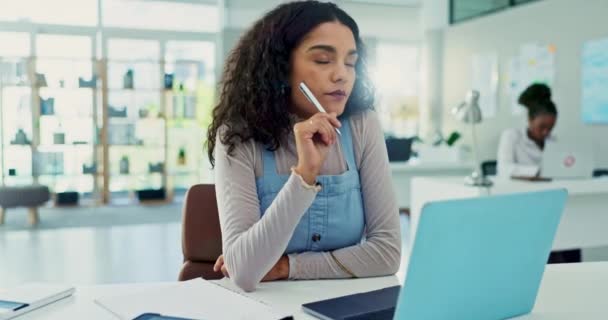 Laptop Kobieta Biznesu Myślenia Pomysł Rozwiązywanie Problemów Dla Rozwiązania Biurze — Wideo stockowe