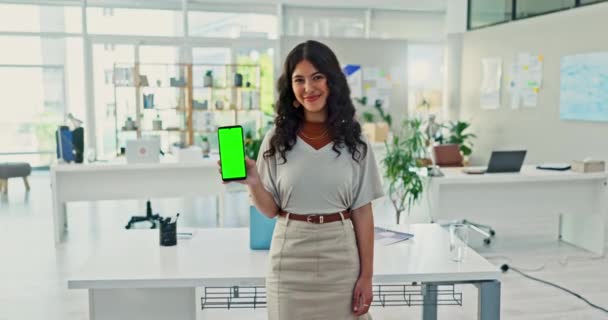 Kobieta Twarz Telefon Komórkowy Zielonym Ekranem Biurze Lub Mediach Społecznościowych — Wideo stockowe