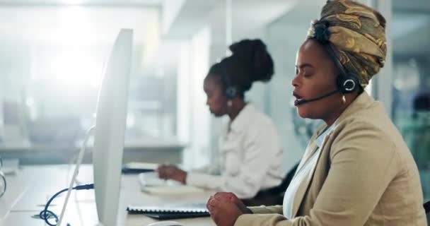 黑人妇女 办公室和呼叫中心代理解释 联系和帮助人们处理电信事务 专业咨询和客户服务方面的对话 支持和信息 — 图库视频影像