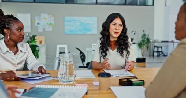Treffen Diskussion Und Geschäftsfrauen Büro Für Teamarbeit Oder Kreative Projekte — Stockvideo