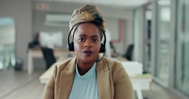 Gezicht Videogesprek Zwarte Vrouw Met Telemarketing Agent Communicatie Met Koptelefoon — Stockvideo
