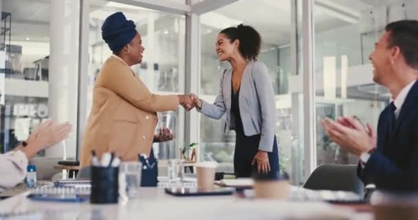 Affärskvinna Skakar Hand Och Applåderar För Utmärkelse Prestation Eller Framgång — Stockvideo