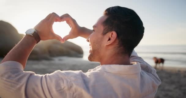 Muž Srdce Ruce Šťastný Pláži Západem Slunce Pro Romantiku Dovolenou — Stock video