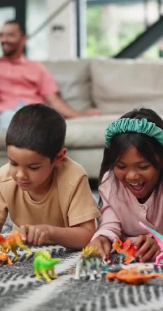Παιδιά Χαμογελάστε Και Παίξτε Παιχνίδια Δεινοσαύρων Μαζί Στο Πάτωμα Του — Αρχείο Βίντεο