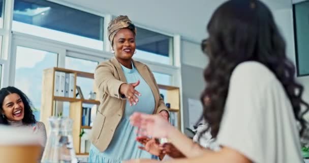 ビジネスパーソン ミーティング ハンドシェイクのお祝い オンボーディングのお祝い 合意またはパートナーシップ契約のための従業員 女性および握手 — ストック動画