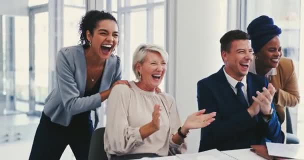 Aufgeregt Geschäftsleute Und Applaus Bei Glückwünschen Beförderungen Oder Teamwork Büro — Stockvideo