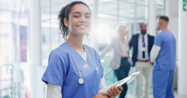 Happy Infirmière Documents Médicaux Hôpital Avec Des Résultats Rapport Pour — Video