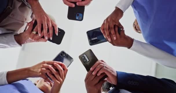 Médico Telefone Mãos Digitando Abaixo Para Mídias Sociais Networking Pesquisa — Vídeo de Stock
