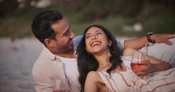 Amor Picnic Vino Con Pareja Playa Para Celebración Aniversario Relajarse — Vídeo de stock