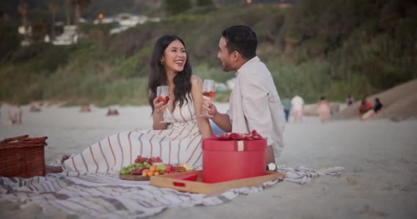 Miłość Piknik Wino Parą Plaży Świętowanie Rocznica Relaks Wakacjach Szczęśliwy — Wideo stockowe