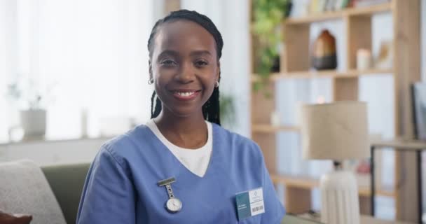 脸蛋和非洲护士在沙发上 自信和职业自豪的志愿护理或医疗支持 护理服务 辅助生活或对疗养院的信任的照顾者 微笑或肖像 — 图库视频影像