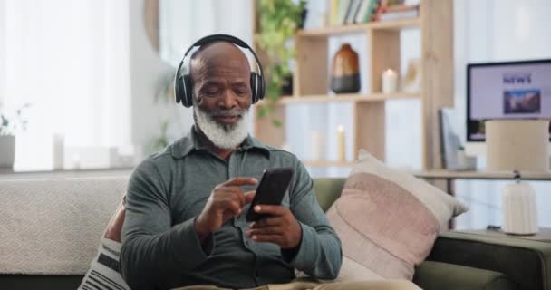 Teléfono Música Hombre Negro Senior Sofá Sala Estar Casa Retiro — Vídeo de stock
