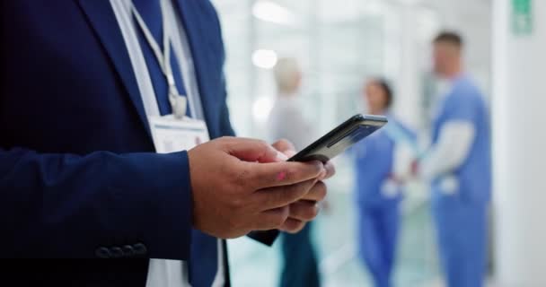 Homem Telefone Mãos Digitando Hospital Para Comunicação Mídia Social Pesquisa — Vídeo de Stock