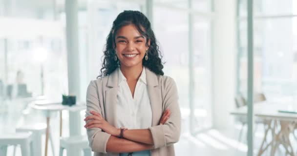 微笑和商业女性与手臂交叉在办公室 公司和工作场所的职业生涯 巴西的形象 雇员和自信的专业代理 顾问和女企业家求职情况 — 图库视频影像