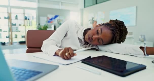 Mujer Negra Negocios Bostezo Cansada Oficina Con Poca Energía Fatiga — Vídeo de stock