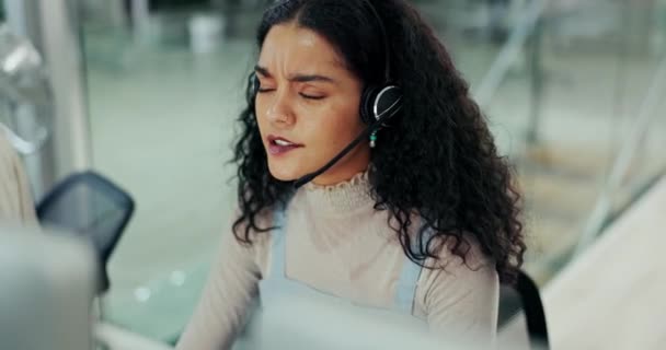 Τηλεφωνικό Κέντρο Εξηγήστε Γυναίκα Ακουστικά Που Μιλούν Για Επικοινωνία Υποστήριξη — Αρχείο Βίντεο