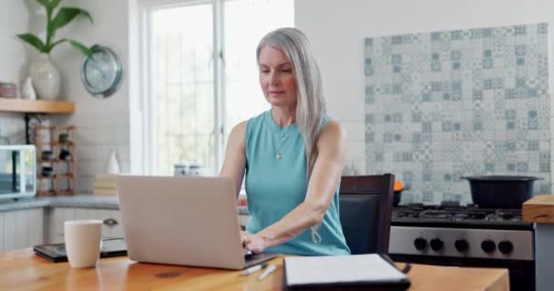 Laptop Kaffe Moden Kvinde Køkkenet Til Forskning Online Med Freelance – Stock-video