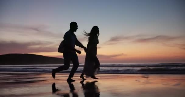 로맨스 휴가에 해변에서 부부의 실루엣 사람들의 그림자는 발렌타인 여행에 — 비디오