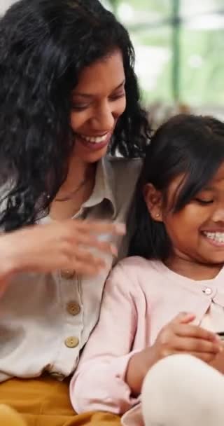 Matka Dziecko Tablet Gier Online Salonie Dla Rodziców Lub Połączenia — Wideo stockowe