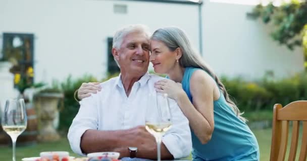 Senior Ζευγάρι Και Πρόσωπο Υπαίθρια Αγκαλιά Για Την Επέτειο Ημερομηνία — Αρχείο Βίντεο