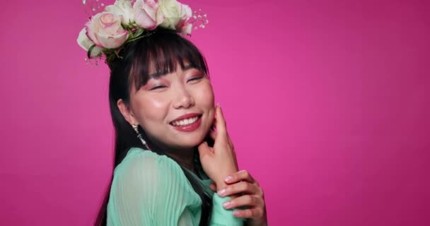 Pembe Arka Plan Mutlu Yüzü Çiçek Tacıyla Kaplı Asyalı Bir — Stok video