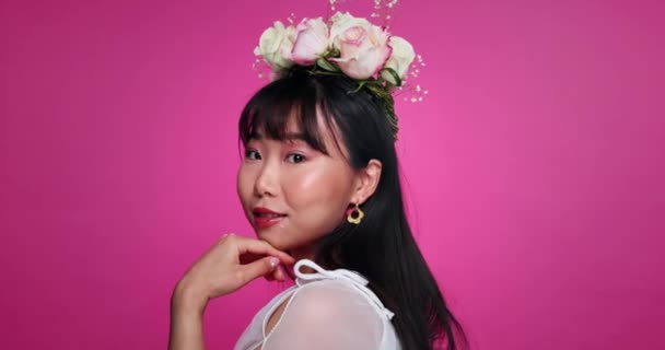 Visage Beauté Femme Heureuse Avec Couronne Fleurs Dans Les Cheveux — Video