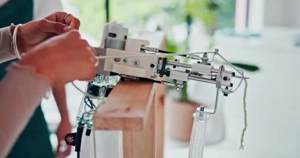 Шерсть Машинка Руки Человека Ремеслом Рукоделие Творчество Художественном Классе Мастерской — стоковое видео