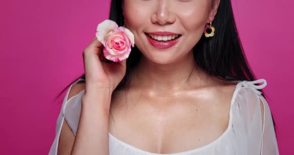 Piękno Usta Twarz Azjatki Kwiatem Uśmiechem Kreatywnym Makijażem Studio Szczęście — Wideo stockowe