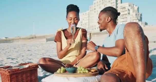 Piknik Alkohol Szczęśliwa Czarna Para Plaży Szampanem Rocznicę Romans Randkę — Wideo stockowe