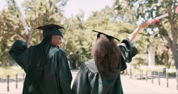 Donne Studenti Laurea Con Camminata Diploma Ritorno Celebrazione Campus Con — Video Stock