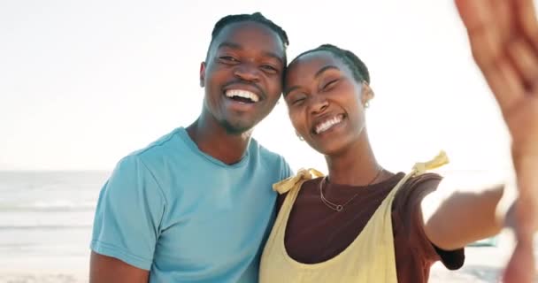 Selfie Cinta Dan Bahagia Pasangan Kulit Hitam Pantai Untuk Musim — Stok Video