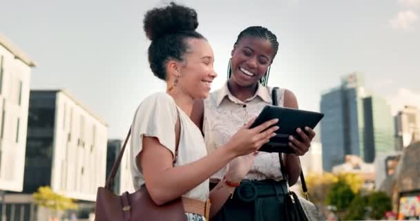 Mujeres Negocios Riendo Tableta Ciudad Para Planificación Medios Sociales Comunicación — Vídeos de Stock