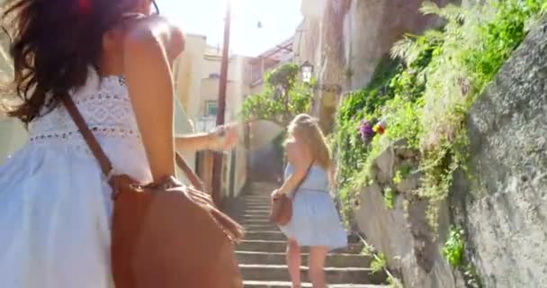 Merdivenler Tatiller Arkadaşlarla Dışarıda Özgürce Koşmak Eğlence Yaz Tatili Için — Stok video