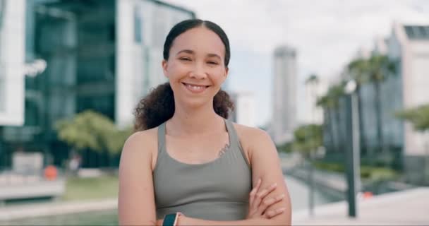 Wajah Wanita Dan Closeup Dengan Kebugaran Luar Dan Tersenyum Dengan — Stok Video