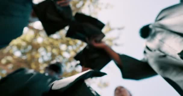 Φοιτητές Χαμηλή Γωνία Και Ρίξει Καπέλο Αποφοίτησης Στον Εορτασμό Επιτυχία — Αρχείο Βίντεο