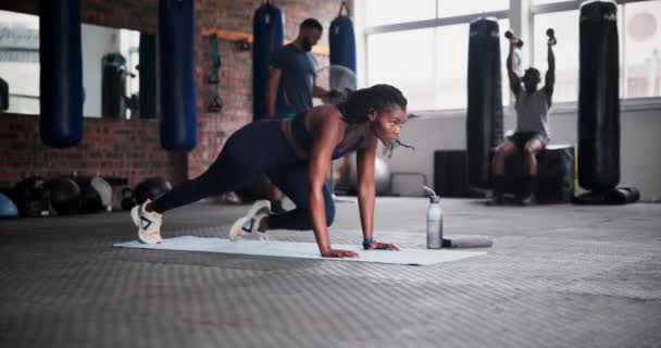 黑人妇女 健身和登山运动员在健身房的地垫上锻炼腹部或进行训练 非洲年轻女子运动员在健康俱乐部的核心力量 肌肉或平衡方面的运动员 — 图库视频影像