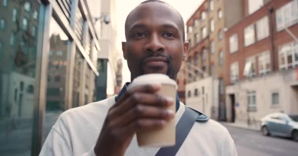 Viajes Café Hombre Negro Negocios Ciudad Para Desplazarse Por Mañana — Vídeo de stock