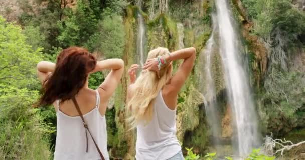 Frauen Freunde Und Wasserfall Der Natur Reisen Und Bindung Auf — Stockvideo