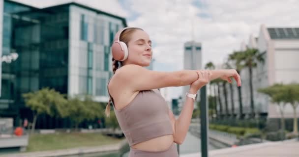 Fitness Estiramiento Mujer Con Auriculares Ciudad Para Respirar Con Audio — Vídeo de stock