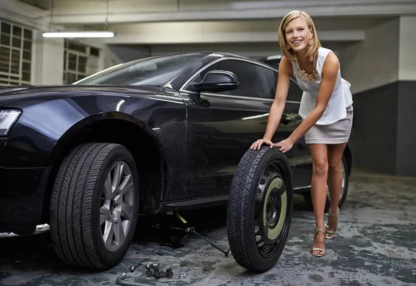 Mujer Retrato Cambio Neumáticos Reparación Automóviles Con Herramientas Garaje Estacionamiento —  Fotos de Stock