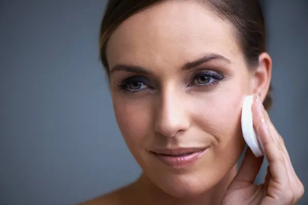 Skincare Sorriso Donna Studio Con Naturale Bellezza Cosmetica Routine Facciale — Foto Stock
