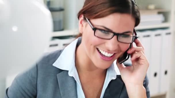 Affaires Téléphone Femme Avec Lunettes Conversation Conseiller Financier Avec Communication — Video